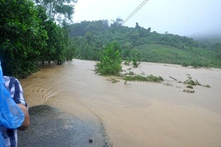 Một số nơi ở huyện miền núi Phước Sơn bị ngập do thủy điện Đăk Mi 4 xả lũ