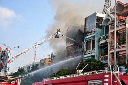 Lực lượng chữa cháy tiếp cận phía trước ngôi nhà