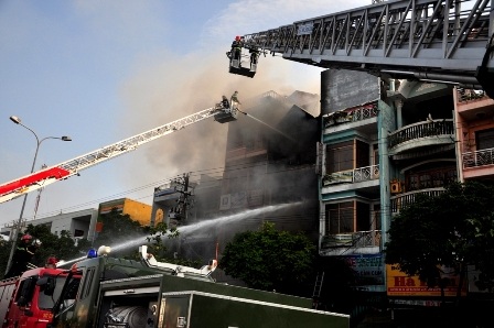 2 xe thang chuyên dùng được huy động đến hiện trường tham gia chữa cháy