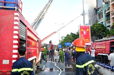 Hơn 10 xe chữa cháy chuyên nghiệp cùng hơn 100 cán bộ chiến sĩ tham gia chữa cháy