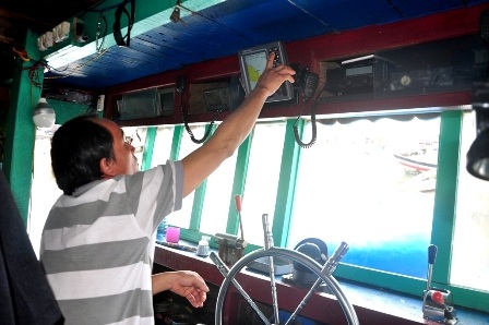 Cá dưới hầm được đưa lên cầu cảng bán cho thương lái