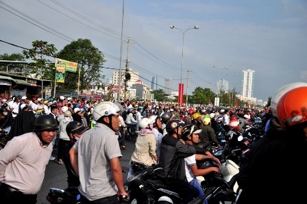 Hàng ngàn người hiếu kỳ đứng xem vụ cháy