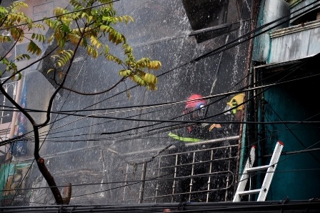 2 chiến sĩ tiếp cận bên trong ngôi nhà