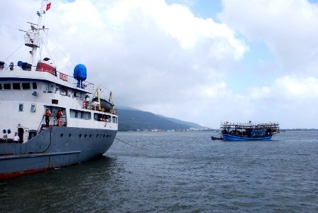 Phát tin khẩn cứu tàu cá cùng 9 ngư dân trôi trên biển - 1 Một tàu cá của ngư dân bị nạn được Vùng 3 Hải quân kéo vào bờ