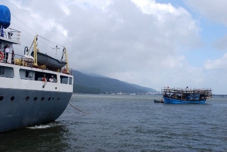 11 ngư dân Quảng Ngãi gặp nạn ở vùng biển Hoàng Sa - 1 Một tàu cá của ngư dân bị hỏng được lực lượng Vùng 3 Hải quân kéo vào bờ an toàn