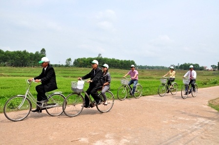 Nhìn lại 3 năm phát triển du lịch miền tây Quảng Nam - 4 Du khách đi xe đạp tham quan đồng quê ở khu vực Thánh địa Mỹ Sơn
