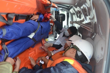 Một ngư dân bị nạn được đưa vào bờ cấp cứu