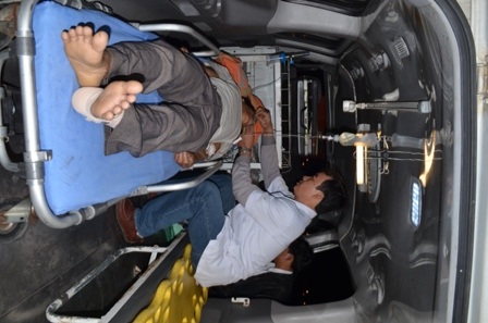 Và đưa lên xe cấp cứu đến bệnh viện