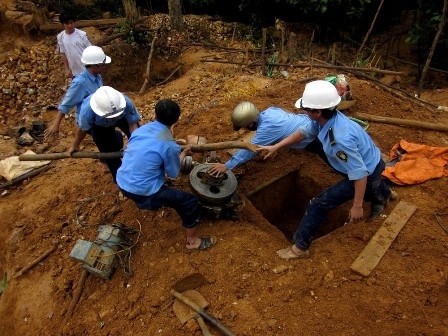 Nổ bình khí khi truy quét “vàng tặc”, 2 cán bộ trọng thương - 1 Lực lượng chức năng truy quét “vàng tặc” tại xã Tam Lãnh (huyện Phú Ninh, Quảng Nam)