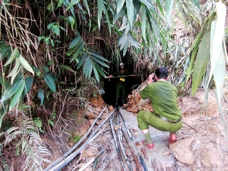 Một phu vàng tử nạn trong hầm lò mỏ vàng Bồng Miêu - 1 Một hầm vàng trái phép tại khu vực mỏ vàng Bồng Miêu đang được công an kiểm tra, xử lý