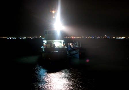 Cứu thành công 32 ngư dân Quảng Ngãi trôi dạt trên biển - 1 Một tàu cá ngư dân được lực lượng cứu hộ đưa vào cảng an toàn