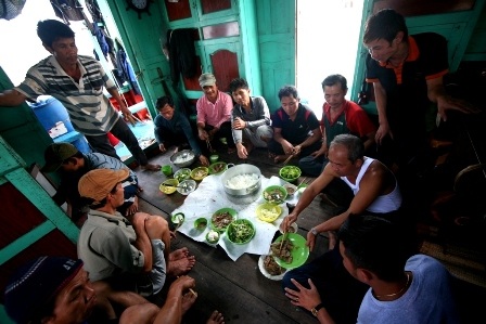 Bữa cơm Tết của ngư dân tàu cá BĐ 96003TS sau khi bán cá xong