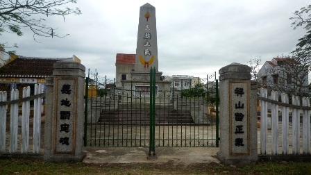 Nghĩa trang nằm ngay sau lưng trường trung cấp điện Hội An, gần chùa Chúc Thánh