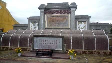 Tượng đài trong khu mộ