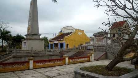 Tượng đài trong khu mộ