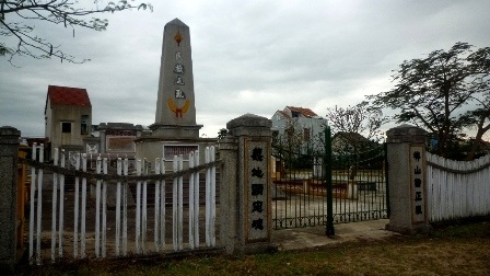 Nghĩa trang nằm ngay sau lưng trường trung cấp điện Hội An, gần chùa Chúc Thánh