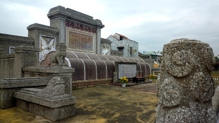 Tượng đài trong khu mộ