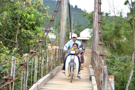Người dân trong các buôn làng hàng ngày buộc phải đi qua những cây cầu treo không an toàn