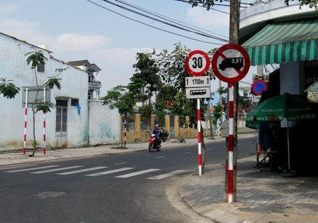 Đà Nẵng: Doanh nghiệp ủng hộ phương án cấm xe theo giờ - 1 Biển cấm xe tải trên 3,5T ở ngã 4 Tôn Đản – Lê Trọng Tấn