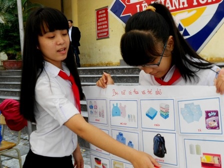 Các bạn học sinh được hướng dẫn xử lý rủi ro khi gặp thiên tai.