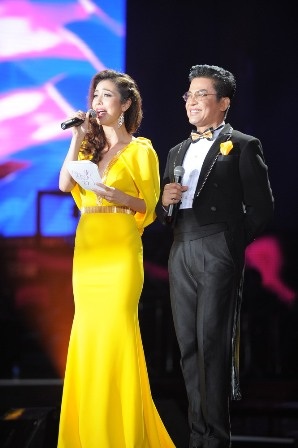MC Thanh Bạch và Jennifer Phạm dẫn chương trình