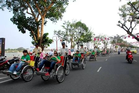 Du khách thích thú ngắm phố phường Đà Nẵng trên xe xích lô - 10 Với máy ảnh trên tay, du khách sẽ ghi lại nhiều cảnh đẹp trên đường đi
