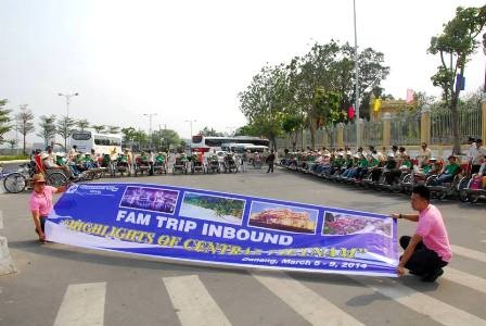 Du khách thích thú ngắm phố phường Đà Nẵng trên xe xích lô - 2 Đoàn FAM trip xuất phát từ Bảo tàng Chăm của TP Đà Nẵng