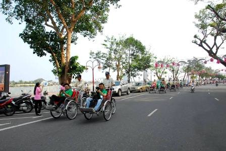 Du khách thích thú ngắm phố phường Đà Nẵng trên xe xích lô - 9 Đà Nẵng là điểm đến không thể thiếu khi du khách đến các tỉnh miền Trung