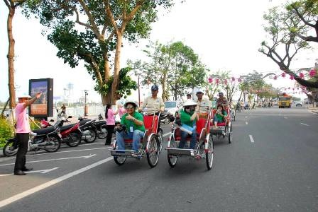 Du khách thích thú ngắm phố phường Đà Nẵng trên xe xích lô - 15 Người dân địa phương thân thiện và mến khách là điểm cộng với ngành du lịch địa phương