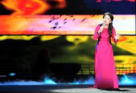 Anh Thơ trình bày “Huyền diệu sông Hàn”