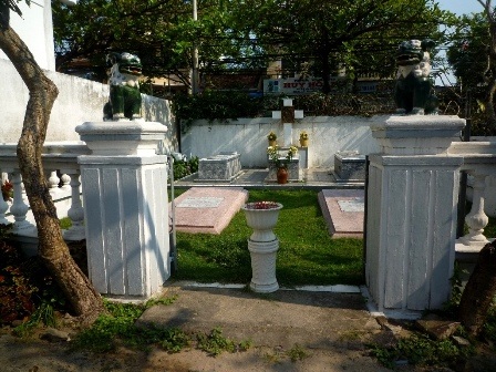 Khu mộ cổ các giáo sĩ nước ngoài tại nhà thờ Hội An