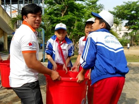 Các bạn học sinh được hướng dẫn xử lý rủi ro khi gặp thiên tai.