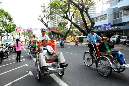Du khách thích thú ngắm phố phường Đà Nẵng trên xe xích lô - 13 Với máy ảnh trên tay, du khách sẽ ghi lại nhiều cảnh đẹp trên đường đi