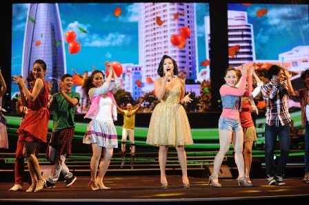 Phương Vy trình bày “Gắn kết mùa xuân”