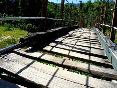 Ván mặt cầu chỗ có chỗ không