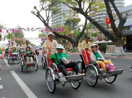 Du khách thích thú ngắm phố phường Đà Nẵng trên xe xích lô - 18 Người dân địa phương thân thiện và mến khách là điểm cộng với ngành du lịch địa phương