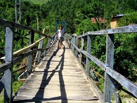 Lan can cầu đã hư hỏng