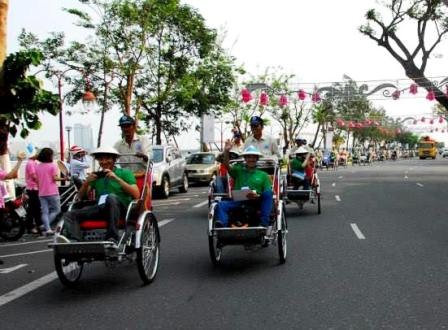 Du khách thích thú ngắm phố phường Đà Nẵng trên xe xích lô - 17 Người dân địa phương thân thiện và mến khách là điểm cộng với ngành du lịch địa phương