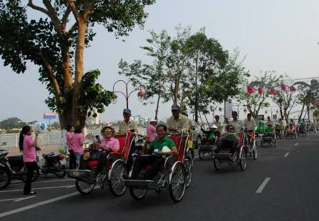 Du khách thích thú ngắm phố phường Đà Nẵng trên xe xích lô - 22 Các hãng lữ hành cũng có chuyến tham quan Cố đô Huế trong dịp này