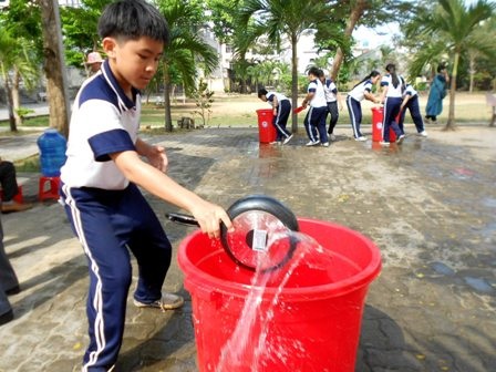 Trò chơi chuyền xô múc nước.