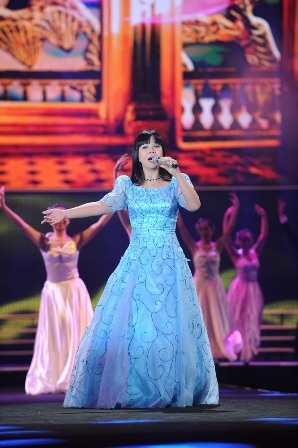 Ca sĩ Ánh Tuyết trình bày bài “Xuân và tuổi trẻ”