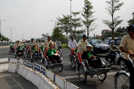 Du khách thích thú ngắm phố phường Đà Nẵng trên xe xích lô - 21 Các hãng lữ hành cũng có chuyến tham quan Cố đô Huế trong dịp này
