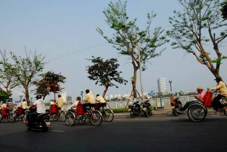 Du khách thích thú ngắm phố phường Đà Nẵng trên xe xích lô - 20 Đường phố Đà Nẵng không quá ồn ào để du khách thưởng lãm cảnh quan hai bên đường