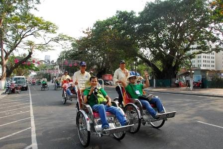 Du khách thích thú ngắm phố phường Đà Nẵng trên xe xích lô - 19 Đường phố Đà Nẵng không quá ồn ào để du khách thưởng lãm cảnh quan hai bên đường