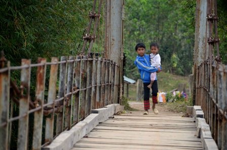 Các cây cầu treo đều nhỏ hẹp, hai xe máy không thể đi cùng 1 lúc đi ngược chiều nhau