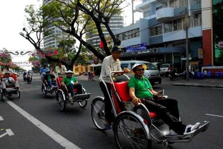 Du khách thích thú ngắm phố phường Đà Nẵng trên xe xích lô - 7 Đi ngang cầu quay Sông Hàn