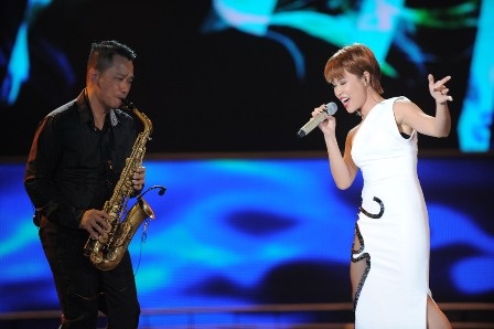 Uyên Linh trình bày bài “Vẫn trông tình”