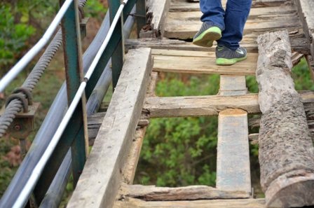 Nguy hiểm cho người đi bộ lẫn đi xe