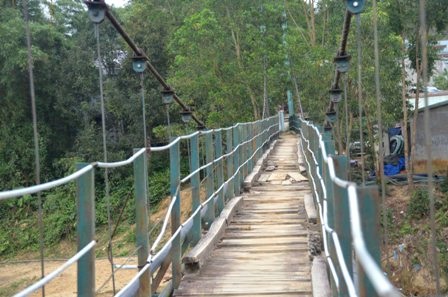 Không có cầu treo nào có biển báo về tải trọng