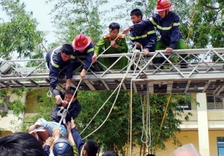 Ảnh tuần qua: Nước mắt người nghèo! - 11 Lực lượng cứu hộ đưa anh Hồ Tấn Long xuống đất an toàn. Ảnh: B.C.